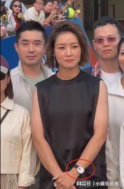 偶遇微卷短发气质迷人退役后越来越美千亿国际平台惊艳！李娜上海大师赛被(图1)