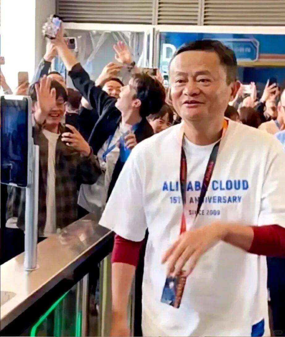 婆比邓文迪更狠的女人出现了…81岁世界首富找34岁中国老