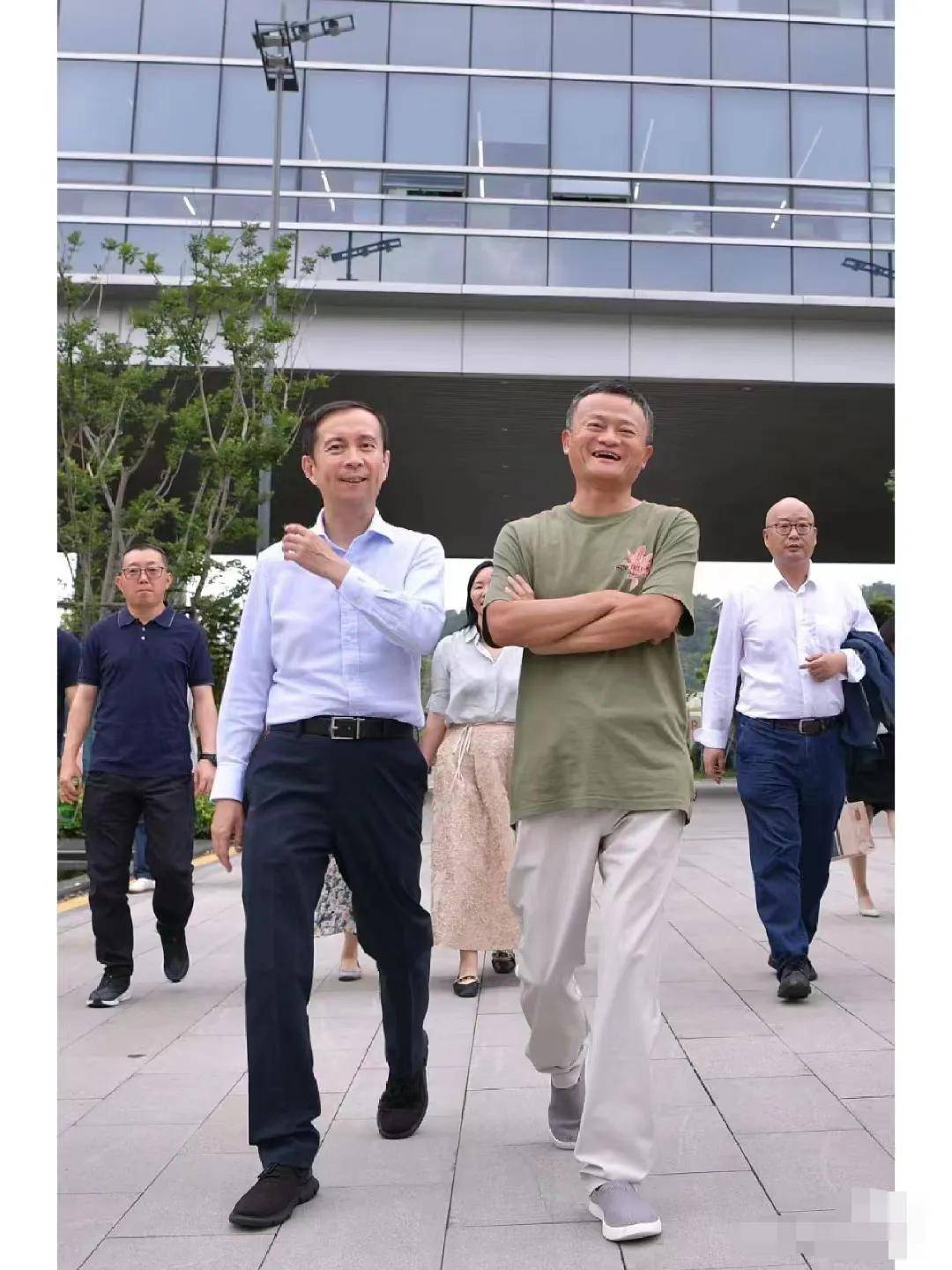 婆比邓文迪更狠的女人出现了…81岁世界首富找34岁中国老(图14)